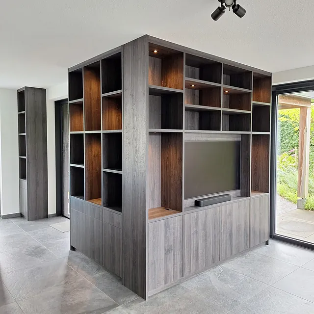 Bruinzwart eiken kast op maat woonkamer