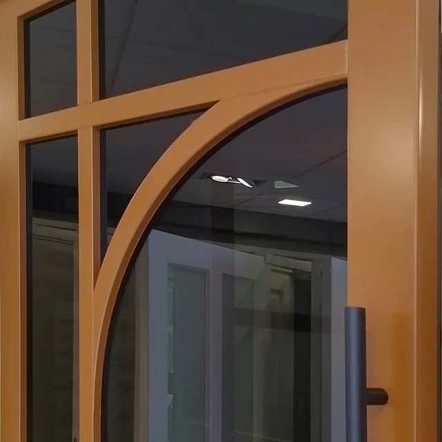 industriële binnendeur met boog en getint glas