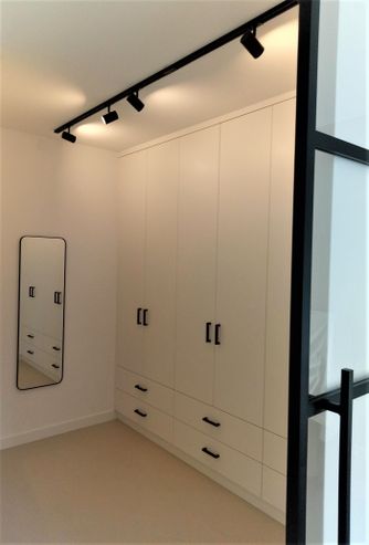 Kast op maat met zwarte grepen steellook