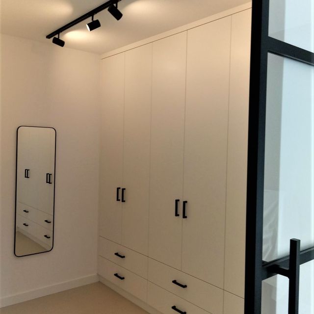 Kast op maat met zwarte grepen steellook
