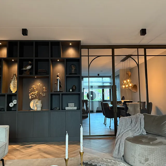 gold pearl metal schuifdeuren met maatwerk boekenkast