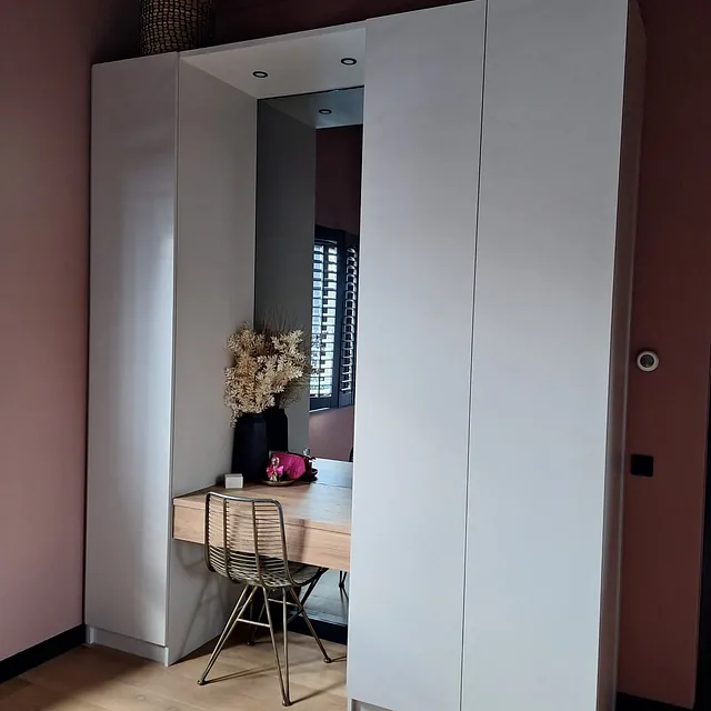 Kast met kaptafel op maat geplaatst