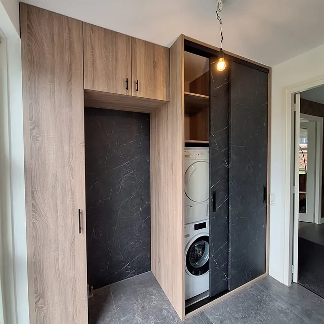 Hal kast met wasmachine en droger erin