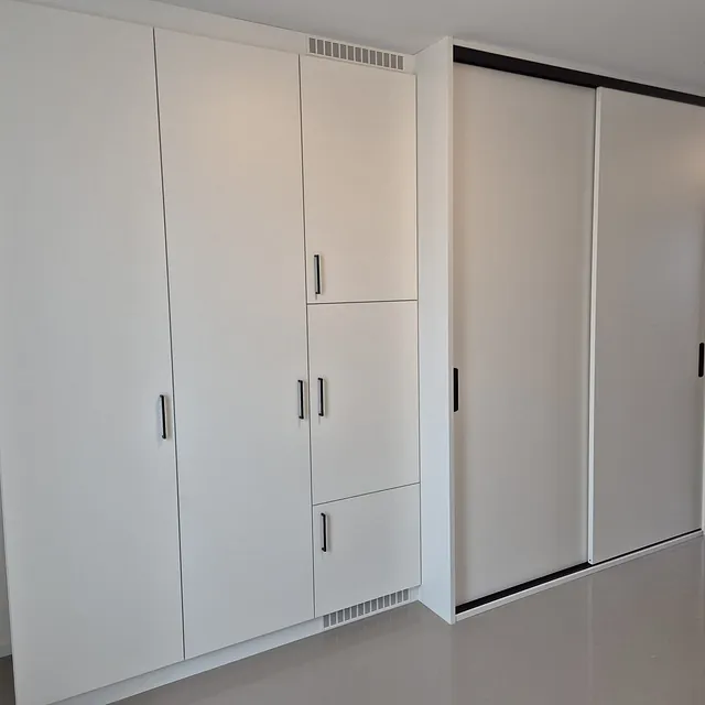 Kast om warmtepomp wit